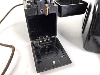 Tischfernsprecher 38 Wehrmacht mit Beikasten. Der Fernsprecher datiert 1940. Optisch guter Gesamtzustand, Funktion nicht geprüft