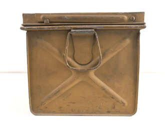 Grosse Dokumentenkiste Wehrmacht. Maße etwa 40 x 75 x 35cm. Sandfarbener Originallack, nicht überlackiert, sondern so für den Tropengebrauch hergestellt.