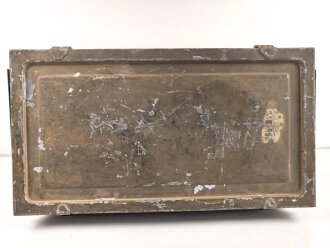 Grosse Dokumentenkiste Wehrmacht. Maße etwa 40 x 75 x 35cm. Sandfarbener Originallack, nicht überlackiert, sondern so für den Tropengebrauch hergestellt.