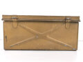 Grosse Dokumentenkiste Wehrmacht. Maße etwa 40 x 75 x 35cm. Sandfarbener Originallack, nicht überlackiert, sondern so für den Tropengebrauch hergestellt.