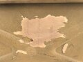 Grosse Dokumentenkiste Wehrmacht. Maße etwa 40 x 75 x 35cm. Sandfarbener Originallack, nicht überlackiert, sondern so für den Tropengebrauch hergestellt.