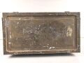 Grosse Dokumentenkiste Wehrmacht. Maße etwa 40 x 75 x 35cm. Sandfarbener Originallack, nicht überlackiert, sondern so für den Tropengebrauch hergestellt.