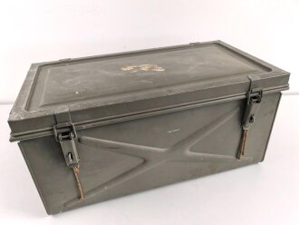 Grosse Dokumentenkiste Wehrmacht. Maße etwa 40 x 75 x 35cm. Originallack. Von einem Feldunterarzt als Versandkasten benutzt.