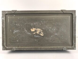 Grosse Dokumentenkiste Wehrmacht. Maße etwa 40 x 75 x 35cm. Originallack. Von einem Feldunterarzt als Versandkasten benutzt.