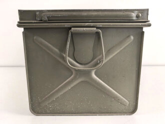 Grosse Dokumentenkiste Wehrmacht. Maße etwa 40 x 75 x 35cm. Originallack. Von einem Feldunterarzt als Versandkasten benutzt.