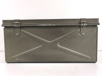 Grosse Dokumentenkiste Wehrmacht. Maße etwa 40 x 75 x 35cm. Originallack. Von einem Feldunterarzt als Versandkasten benutzt.