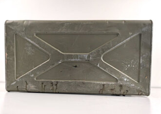 Grosse Dokumentenkiste Wehrmacht. Maße etwa 40 x 75 x 35cm. Originallack. Von einem Feldunterarzt als Versandkasten benutzt.