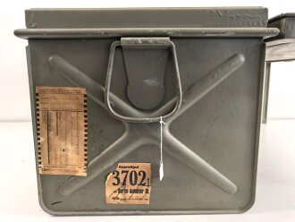 Grosse Dokumentenkiste Wehrmacht. Maße etwa 40 x 75 x 35cm. Originallack. Von einem Feldunterarzt als Versandkasten benutzt.