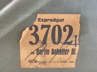 Grosse Dokumentenkiste Wehrmacht. Maße etwa 40 x 75 x 35cm. Originallack. Von einem Feldunterarzt als Versandkasten benutzt.