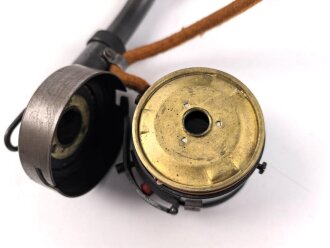 1.Weltkrieg, Streckenfernsprecher Modell 1915. Die Hörmuschel alt restauriert, sonst optisch gut. Funktion nicht geprüft, beim Verschluss ist der Federmechanismus defekt.