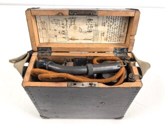 1.Weltkrieg, Streckenfernsprecher Modell 1915. Die Hörmuschel alt restauriert, sonst optisch gut. Funktion nicht geprüft, beim Verschluss ist der Federmechanismus defekt.