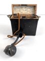 1.Weltkrieg, Streckenfernsprecher Modell 1915. Die Hörmuschel alt restauriert, sonst optisch gut. Funktion nicht geprüft, beim Verschluss ist der Federmechanismus defekt.
