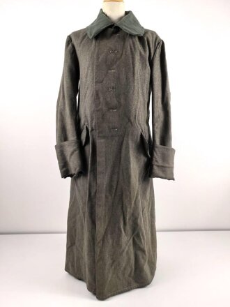 1.Weltkrieg, feldgrauer Mantel Modell 1915. Sowohl für Mannschaften, als auch für Offiziere verwendet, ab 1915 gab es offiziell keinen Mantel für Offiziere mehr. Stärker getragenes Kammerstück, die Knöpfe fehlen