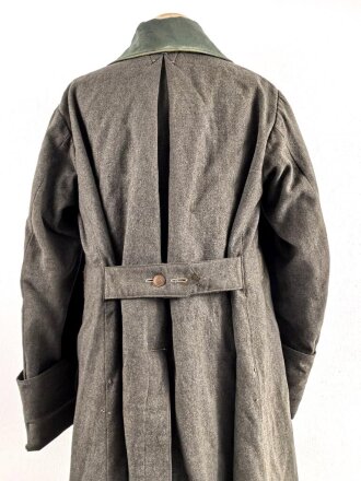 1.Weltkrieg, feldgrauer Mantel Modell 1915. Sowohl für Mannschaften, als auch für Offiziere verwendet, ab 1915 gab es offiziell keinen Mantel für Offiziere mehr. Stärker getragenes Kammerstück, die Knöpfe fehlen