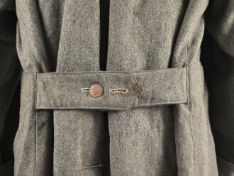 1.Weltkrieg, feldgrauer Mantel Modell 1915. Sowohl für Mannschaften, als auch für Offiziere verwendet, ab 1915 gab es offiziell keinen Mantel für Offiziere mehr. Stärker getragenes Kammerstück, die Knöpfe fehlen