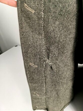 1.Weltkrieg, feldgrauer Mantel Modell 1915. Sowohl für Mannschaften, als auch für Offiziere verwendet, ab 1915 gab es offiziell keinen Mantel für Offiziere mehr. Stärker getragenes Kammerstück, die Knöpfe fehlen