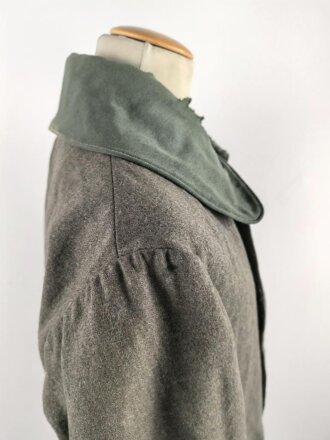 1.Weltkrieg, feldgrauer Mantel Modell 1915. Sowohl für Mannschaften, als auch für Offiziere verwendet, ab 1915 gab es offiziell keinen Mantel für Offiziere mehr. Stärker getragenes Kammerstück, die Knöpfe fehlen