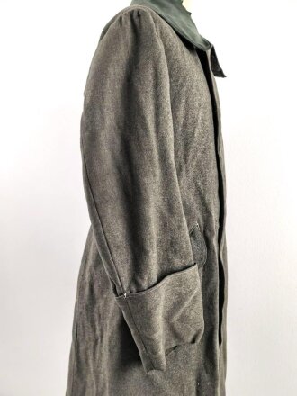 1.Weltkrieg, feldgrauer Mantel Modell 1915. Sowohl für Mannschaften, als auch für Offiziere verwendet, ab 1915 gab es offiziell keinen Mantel für Offiziere mehr. Stärker getragenes Kammerstück, die Knöpfe fehlen