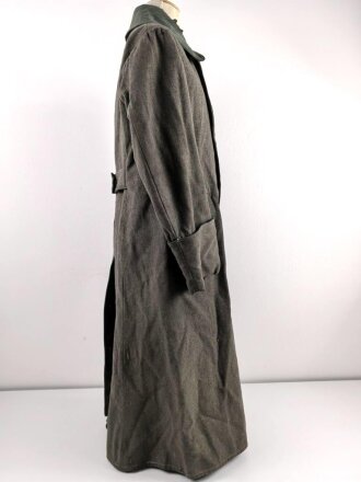 1.Weltkrieg, feldgrauer Mantel Modell 1915. Sowohl für Mannschaften, als auch für Offiziere verwendet, ab 1915 gab es offiziell keinen Mantel für Offiziere mehr. Stärker getragenes Kammerstück, die Knöpfe fehlen
