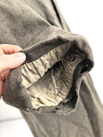 1.Weltkrieg, feldgrauer Mantel Modell 1915. Sowohl für Mannschaften, als auch für Offiziere verwendet, ab 1915 gab es offiziell keinen Mantel für Offiziere mehr. Stärker getragenes Kammerstück, die Knöpfe fehlen