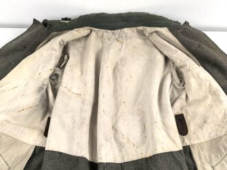 1.Weltkrieg, feldgrauer Mantel Modell 1915. Sowohl für Mannschaften, als auch für Offiziere verwendet, ab 1915 gab es offiziell keinen Mantel für Offiziere mehr. Stärker getragenes Kammerstück, die Knöpfe fehlen