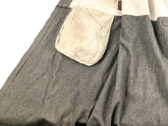 1.Weltkrieg, feldgrauer Mantel Modell 1915. Sowohl für Mannschaften, als auch für Offiziere verwendet, ab 1915 gab es offiziell keinen Mantel für Offiziere mehr. Stärker getragenes Kammerstück, die Knöpfe fehlen