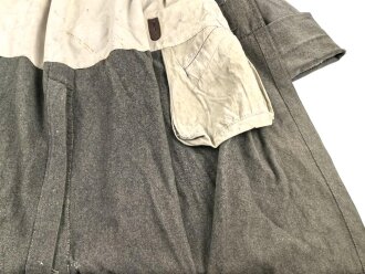 1.Weltkrieg, feldgrauer Mantel Modell 1915. Sowohl für Mannschaften, als auch für Offiziere verwendet, ab 1915 gab es offiziell keinen Mantel für Offiziere mehr. Stärker getragenes Kammerstück, die Knöpfe fehlen