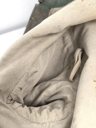 1.Weltkrieg, feldgrauer Mantel Modell 1915. Sowohl für Mannschaften, als auch für Offiziere verwendet, ab 1915 gab es offiziell keinen Mantel für Offiziere mehr. Stärker getragenes Kammerstück, die Knöpfe fehlen