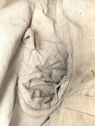 1.Weltkrieg, feldgrauer Mantel Modell 1915. Sowohl für Mannschaften, als auch für Offiziere verwendet, ab 1915 gab es offiziell keinen Mantel für Offiziere mehr. Stärker getragenes Kammerstück, die Knöpfe fehlen