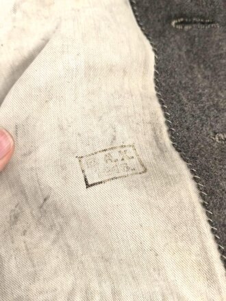 1.Weltkrieg, feldgrauer Mantel Modell 1915. Sowohl für Mannschaften, als auch für Offiziere verwendet, ab 1915 gab es offiziell keinen Mantel für Offiziere mehr. Stärker getragenes Kammerstück, die Knöpfe fehlen