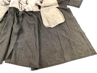 1.Weltkrieg, feldgrauer Mantel Modell 1915. Sowohl für Mannschaften, als auch für Offiziere verwendet, ab 1915 gab es offiziell keinen Mantel für Offiziere mehr. Stärker getragenes Kammerstück, die Knöpfe fehlen