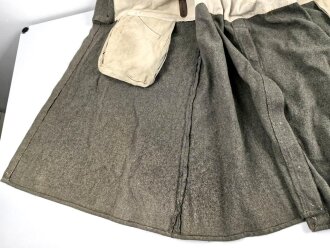 1.Weltkrieg, feldgrauer Mantel Modell 1915. Sowohl für Mannschaften, als auch für Offiziere verwendet, ab 1915 gab es offiziell keinen Mantel für Offiziere mehr. Stärker getragenes Kammerstück, die Knöpfe fehlen