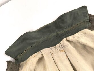 1.Weltkrieg, feldgrauer Mantel Modell 1915. Sowohl für Mannschaften, als auch für Offiziere verwendet, ab 1915 gab es offiziell keinen Mantel für Offiziere mehr. Stärker getragenes Kammerstück, die Knöpfe fehlen
