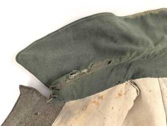 1.Weltkrieg, feldgrauer Mantel Modell 1915. Sowohl für Mannschaften, als auch für Offiziere verwendet, ab 1915 gab es offiziell keinen Mantel für Offiziere mehr. Stärker getragenes Kammerstück, die Knöpfe fehlen