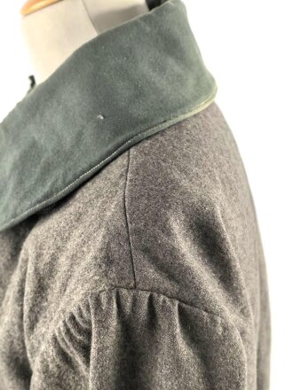 1.Weltkrieg, feldgrauer Mantel Modell 1915. Sowohl für Mannschaften, als auch für Offiziere verwendet, ab 1915 gab es offiziell keinen Mantel für Offiziere mehr. Stärker getragenes Kammerstück, die Knöpfe fehlen