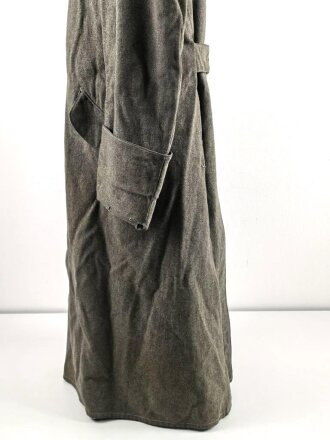 1.Weltkrieg, feldgrauer Mantel Modell 1915. Sowohl für Mannschaften, als auch für Offiziere verwendet, ab 1915 gab es offiziell keinen Mantel für Offiziere mehr. Stärker getragenes Kammerstück, die Knöpfe fehlen