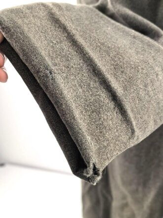 1.Weltkrieg, feldgrauer Mantel Modell 1915. Sowohl für Mannschaften, als auch für Offiziere verwendet, ab 1915 gab es offiziell keinen Mantel für Offiziere mehr. Stärker getragenes Kammerstück, die Knöpfe fehlen