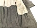 1.Weltkrieg, feldgrauer Mantel Modell 1915. Sowohl für Mannschaften, als auch für Offiziere verwendet, ab 1915 gab es offiziell keinen Mantel für Offiziere mehr. Stärker getragenes Kammerstück, die Knöpfe fehlen