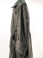 1.Weltkrieg, feldgrauer Mantel Modell 1915. Sowohl für Mannschaften, als auch für Offiziere verwendet, ab 1915 gab es offiziell keinen Mantel für Offiziere mehr. Stärker getragenes Kammerstück, die Knöpfe fehlen