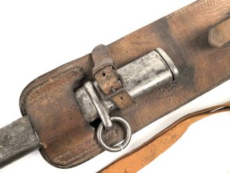Preussen, Kavalleriesäbel Modell 1852. Kammerstück von 1885 in Säbeltasche für Berittene, samt Troddel. Sowohl der Säbel als auch die Tasche mit gleichem Kammerstempel eines Maschinengewehrzuges " 142 R. M.G.2"  Guter Gesamtzustand.