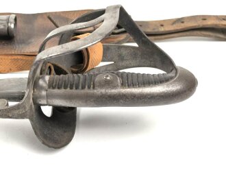 Preussen, Kavalleriesäbel Modell 1852. Kammerstück von 1885 in Säbeltasche für Berittene, samt Troddel. Sowohl der Säbel als auch die Tasche mit gleichem Kammerstempel eines Maschinengewehrzuges " 142 R. M.G.2"  Guter Gesamtzustand.