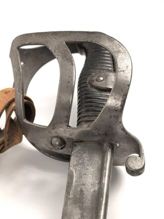 Preussen, Kavalleriesäbel Modell 1852. Kammerstück von 1885 in Säbeltasche für Berittene, samt Troddel. Sowohl der Säbel als auch die Tasche mit gleichem Kammerstempel eines Maschinengewehrzuges " 142 R. M.G.2"  Guter Gesamtzustand.