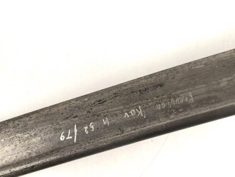 Preussen, Kavalleriesäbel Modell 1852. Kammerstück von 1885 in Säbeltasche für Berittene, samt Troddel. Sowohl der Säbel als auch die Tasche mit gleichem Kammerstempel eines Maschinengewehrzuges " 142 R. M.G.2"  Guter Gesamtzustand.