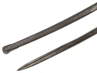 Preussen, Kavalleriesäbel Modell 1852. Kammerstück von 1885 in Säbeltasche für Berittene, samt Troddel. Sowohl der Säbel als auch die Tasche mit gleichem Kammerstempel eines Maschinengewehrzuges " 142 R. M.G.2"  Guter Gesamtzustand.