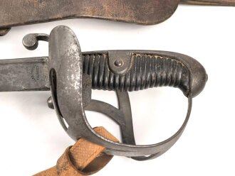 Preussen, Kavalleriesäbel Modell 1852. Kammerstück von 1885 in Säbeltasche für Berittene, samt Troddel. Sowohl der Säbel als auch die Tasche mit gleichem Kammerstempel eines Maschinengewehrzuges " 142 R. M.G.2"  Guter Gesamtzustand.