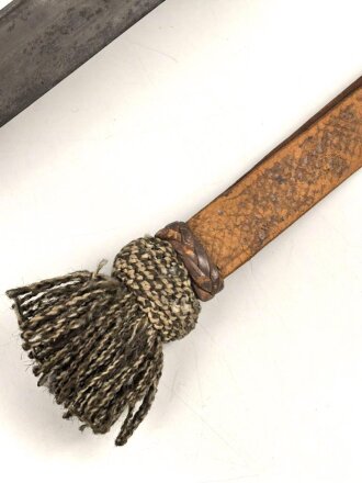 Preussen, Kavalleriesäbel Modell 1852. Kammerstück von 1885 in Säbeltasche für Berittene, samt Troddel. Sowohl der Säbel als auch die Tasche mit gleichem Kammerstempel eines Maschinengewehrzuges " 142 R. M.G.2"  Guter Gesamtzustand.