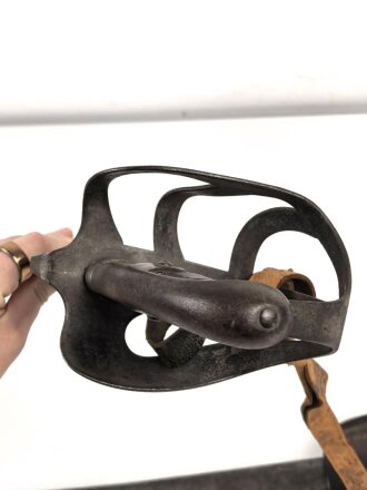 Preussen, Kavalleriesäbel Modell 1852. Kammerstück von 1885 in Säbeltasche für Berittene, samt Troddel. Sowohl der Säbel als auch die Tasche mit gleichem Kammerstempel eines Maschinengewehrzuges " 142 R. M.G.2"  Guter Gesamtzustand.