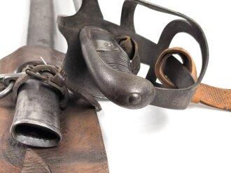 Preussen, Kavalleriesäbel Modell 1852. Kammerstück von 1885 in Säbeltasche für Berittene, samt Troddel. Sowohl der Säbel als auch die Tasche mit gleichem Kammerstempel eines Maschinengewehrzuges " 142 R. M.G.2"  Guter Gesamtzustand.