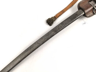 Preussen, Kavalleriesäbel Modell 1852. Kammerstück von 1885 in Säbeltasche für Berittene, samt Troddel. Sowohl der Säbel als auch die Tasche mit gleichem Kammerstempel eines Maschinengewehrzuges " 142 R. M.G.2"  Guter Gesamtzustand.
