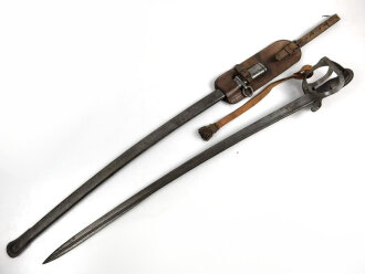 Preussen, Kavalleriesäbel Modell 1852. Kammerstück von 1885 in Säbeltasche für Berittene, samt Troddel. Sowohl der Säbel als auch die Tasche mit gleichem Kammerstempel eines Maschinengewehrzuges " 142 R. M.G.2"  Guter Gesamtzustand.